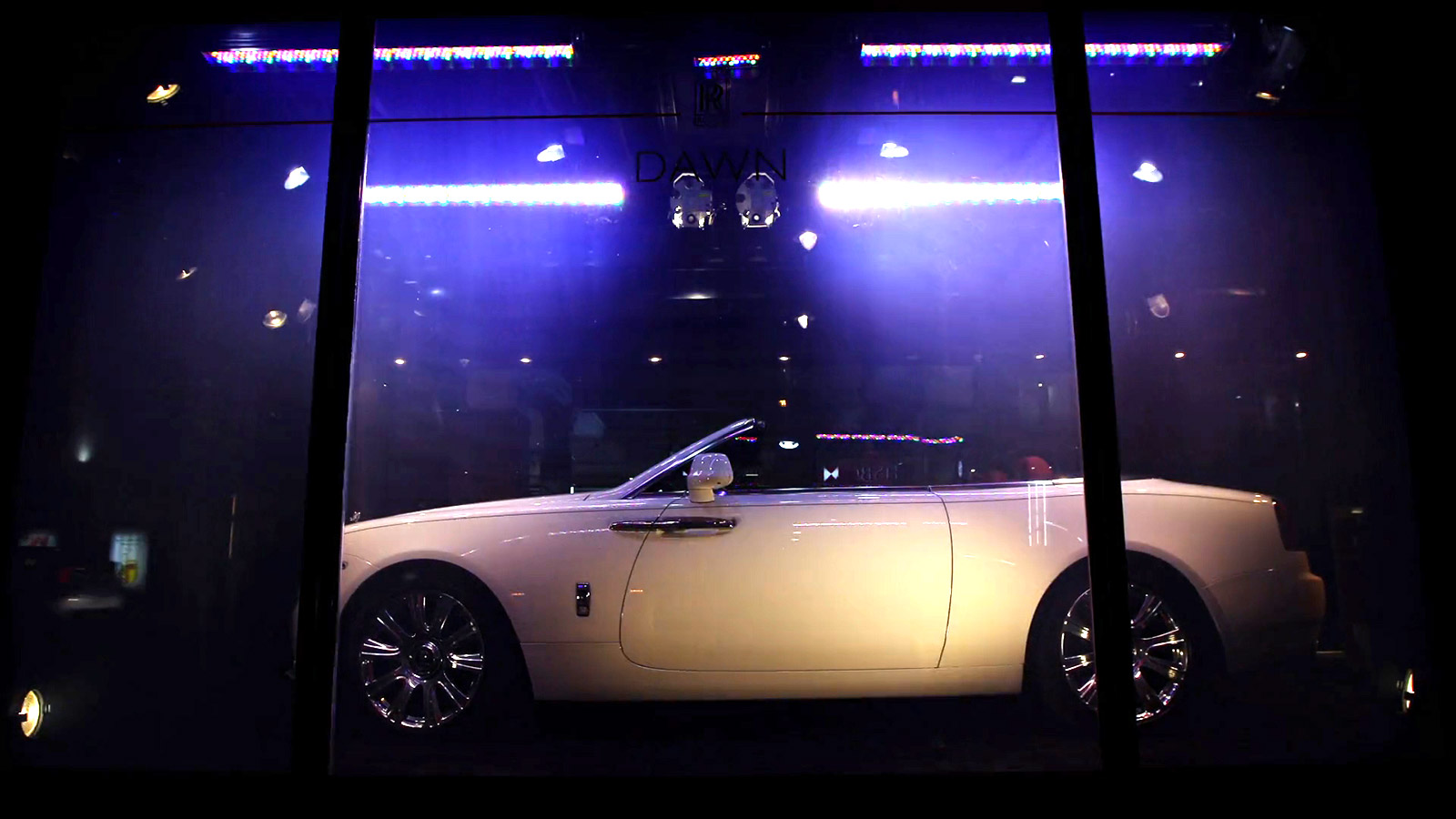 Intelligent Glass reveals Rolls Royce Dawn at Harrods